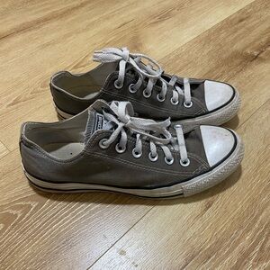 Greyish green Converse woman
